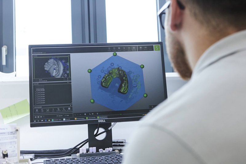 Zahntechniker am Arbeitsplatz