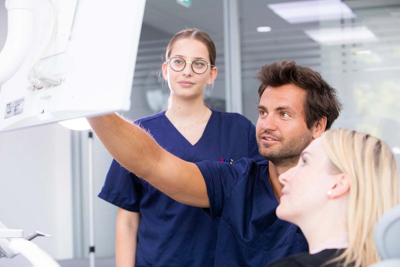 Team aus Chirurgen bespricht ein Röntgenbild