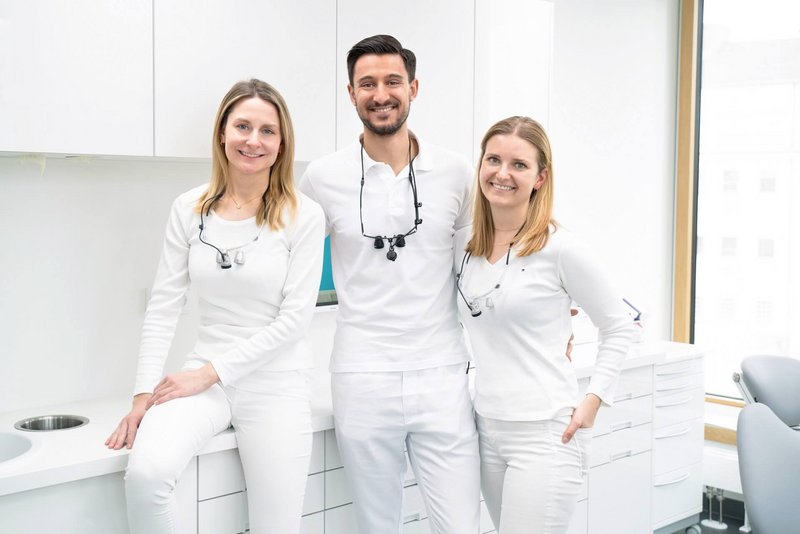 Team aus Zahnärzten im Behandlungszimmer in München