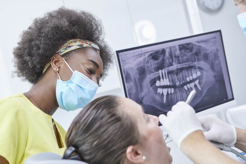 ZFA und Patientin während einer Behandlung 