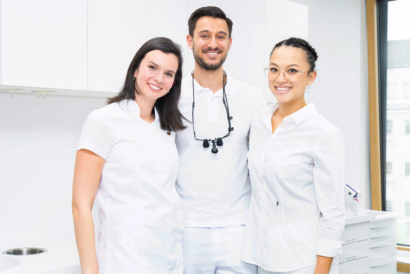 Zahnärzte-Team im Behandlungszimmer 